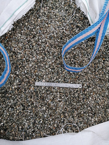 Kamenclub.ru: Галька речная окат (серая) фр.3-5 мм купить  в Челябинске галька речная серая бежевый темно-серый окатанный речной камень округлый 9500 руб/т   фото КАМЕНЬ КЛУБ