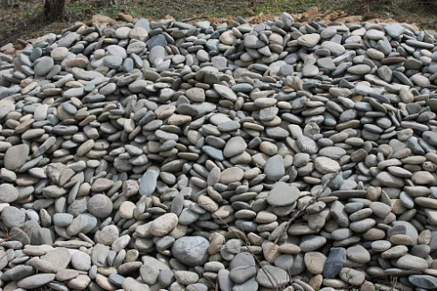 Kamenclub.ru: Галька речная плоская (ассорти) фр. 100-200-300 мм. купить  в Челябинске галька плоская разноцветная серый белый темно-серый синий речная галька ландшафтная 8000 руб/т   фото КАМЕНЬ КЛУБ