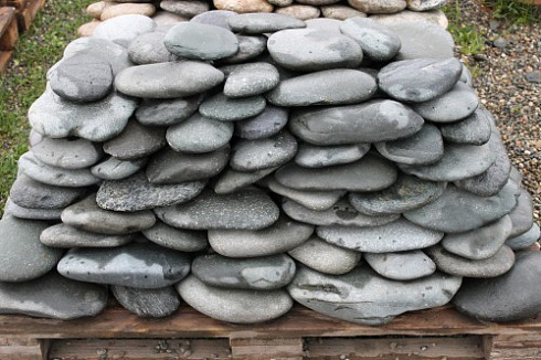 Kamenclub.ru: Галька речная плоская (темно-серая) фр. 100-200-300 мм. купить  в Челябинске галька речная плоская темно-серый, серый, синий речной галечник плоский 9000 руб/т   фото КАМЕНЬ КЛУБ