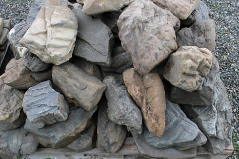 Kamenclub.ru: Песчаник декоративный ландшафтный (фр. 300-500 мм)  купить в Челябинске песчаник желтый рыжий серый зеленый валун речной окатанный природный песчаника 4 500 руб/т   фото КАМЕНЬ КЛУБ