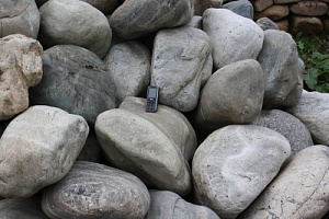 Kamenclub.ru: Речной валун Кабанчик фр.300-500 мм.  купить в Челябинске крупный природный камень галька серый, темно-серый речной валун галечник масштабный 7000 руб/т   фото КАМЕНЬ КЛУБ