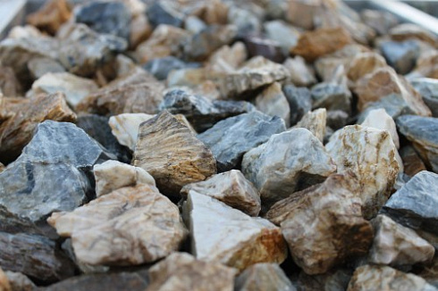 Kamenclub.ru: Мраморная крошка (щебень крошка медовый) фр. 20-40 мм.  купить в Челябинске мрамор бежевый рыжий желтый ландшафтная мраморная крошка 12000 руб/т   фото КАМЕНЬ КЛУБ