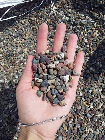 Kamenclub.ru: Галька речная окат цветная фр.5-10 мм. купить  в Челябинске галька речная белый, серый, красноватый, синий, темно-серый речная окатанная галька декоративная 6800 руб/т   фото КАМЕНЬ КЛУБ