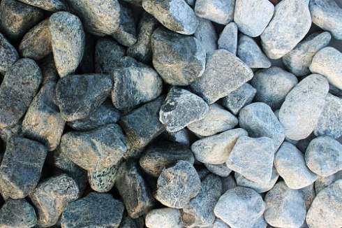 Kamenclub.ru: Щебень галтованный зеленый (змеевик) фр. 50-100 мм.  купить в Челябинске галтовка мраморная зеленый, салатовый мрамор 12 500 руб/т   фото КАМЕНЬ КЛУБ