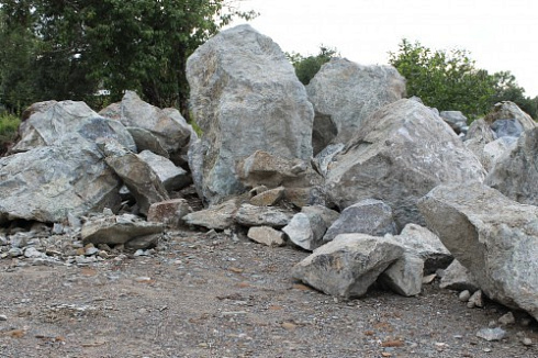 Kamenclub.ru: Змеевик скальник фр. 500-1500 мм.  купить в Челябинске змеевик зеленый серый черный глыба скальная колотая 7500 руб/т   фото КАМЕНЬ КЛУБ