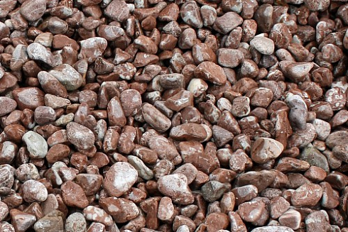 Kamenclub.ru: Мраморная крошка (щебень галтованный розовый) фр.5-10 мм.  купить в Челябинске мрамор розовый, красный окатанный мраморный щебень декоративный ландшатфный 15000 руб/т   фото КАМЕНЬ КЛУБ