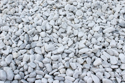 Kamenclub.ru: Щебень галтованный белый (мрамор) фр.5-10 мм.  купить в Челябинске мрамор белый, айвори, молочный каменная мраморная декоративная ландшафтная крошка 17000 руб/т   фото КАМЕНЬ КЛУБ