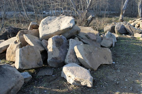 Kamenclub.ru: Песчаник плиты - плахи - пошаговые дорожки (фр. 70-150 мм)  купить в Челябинске песчаник серый бежевый желтый зеленый колотый песчаник строительный 6500 руб/т   фото КАМЕНЬ КЛУБ