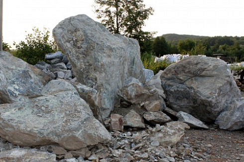 Kamenclub.ru: Змеевик скальник фр. 500-1500 мм.  купить в Челябинске змеевик зеленый серый черный глыба скальная колотая 7500 руб/т   фото КАМЕНЬ КЛУБ