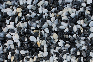 Kamenclub.ru: Мраморная крошка (щебень галтованный микс:белый-черный) фр.10-20 мм.  купить в Челябинске мрамор белый, черный окатанные округлые декоративные ландшафтные камни щебня 15500 руб/т   фото КАМЕНЬ КЛУБ