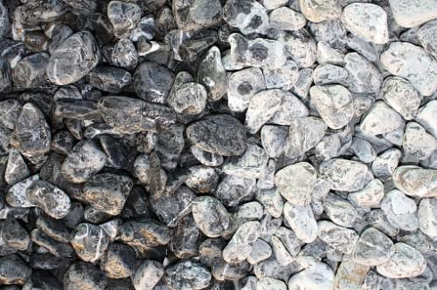 Kamenclub.ru: Щебень галтованный черный (мрамор) фр.20-40 мм.  купить в Челябинске мрамор черный с белыми прожилками мрамор окатанный округлый 15000 руб/т   фото КАМЕНЬ КЛУБ