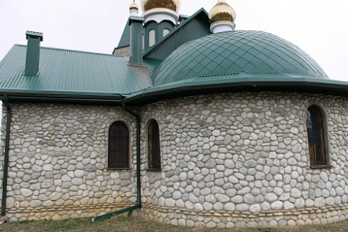 Kamenclub.ru: Галька речная плоская (бело-серая) фр. 100-200-300 мм. купить  в Челябинске галька речная плоская серый, белый, бело-серый, серо-белый речная галька плоская  9000 руб/т   фото КАМЕНЬ КЛУБ