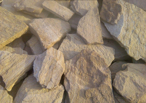 Kamenclub.ru: Песчаник пластушка "фонтанка" желтая (3,0 - 5,0 см)  купить в Челябинске песчаник желтая, рыжий, желтый песчаник колотый рваный со сколом облицовочный 16200 руб/м3   фото КАМЕНЬ КЛУБ