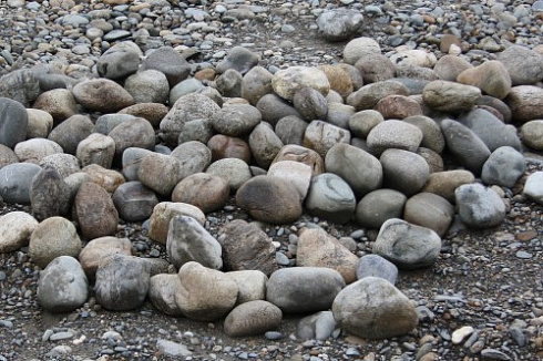 Kamenclub.ru: Речной валун (Ассорти) фр.100-300 мм.  купить в Челябинске галечник серый, темно-серый, светло-серый речная галька крупных размеров 4200 руб/т   фото КАМЕНЬ КЛУБ