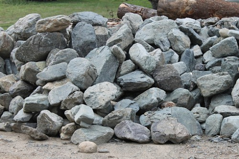 Kamenclub.ru: Гранит скальник (серо-зеленый) фр. 100-500 мм.  купить в Челябинске гранит зеленый, серый, салатовый крупный ландшафтный валун 6 000 руб/т   фото КАМЕНЬ КЛУБ