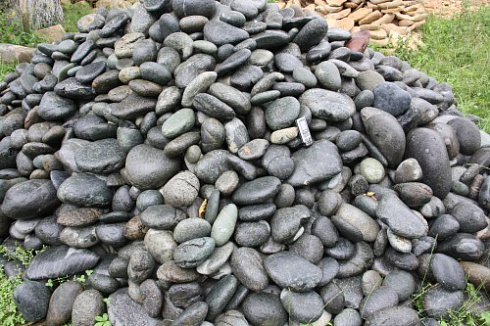 Kamenclub.ru: Темно-серый валунчик фр.100-300 мм.  купить в Челябинске крупный природный камень серый, темно-серый, светло-серый речная галька большого размера окатанная 4500 руб/т   фото КАМЕНЬ КЛУБ