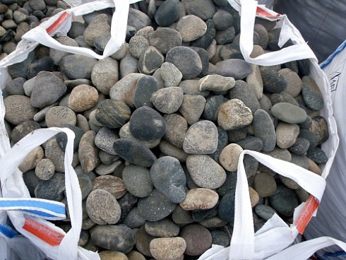 Kamenclub.ru: Галька речная плоская (ассорти) фр. 70-150 мм. купить  в Челябинске галька галечник серый белый темно-серый синий светло-серый плоская природная галька  9000 руб/т   фото КАМЕНЬ КЛУБ
