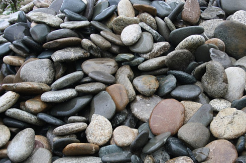 Kamenclub.ru: Галька речная плоская (ассорти) фр. 100-200-300 мм. купить  в Челябинске галька плоская разноцветная серый белый темно-серый синий речная галька ландшафтная 8000 руб/т   фото КАМЕНЬ КЛУБ