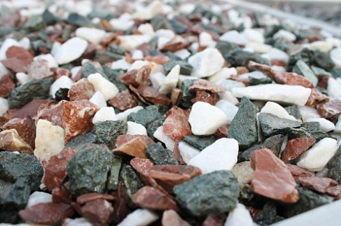 Kamenclub.ru: Мраморная крошка (щебень крошка микс: белый-зеленый-розовый) фр. 10-20 мм.  купить в Челябинске мрамор белый, зеленый, розовый декоративный ландшафтный колотый щебень 12000 руб/т   фото КАМЕНЬ КЛУБ