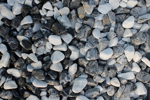 Kamenclub.ru: Мраморная крошка (щебень галтованный микс:: белый-черный) фр.20-40 мм  купить в Челябинске мрамор белый, черный мраморный галтованный щебень 15500 руб/т   фото КАМЕНЬ КЛУБ