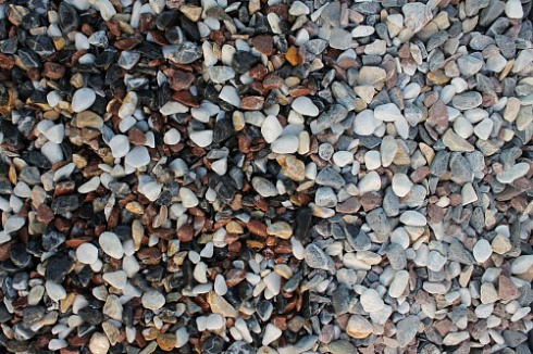 Kamenclub.ru: Мраморная крошка (щебень галтованный микс:белый-черный-розовый-медовый) фр.10-20 мм.  купить в Челябинске мрамор белый, медовый, черный, розовый мраморный декоративный ландшафтный окатанный округлый галтованный щебень 15500 руб/т   фото КАМЕНЬ КЛУБ