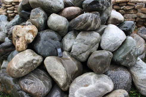 Kamenclub.ru: Речной валун Кабанчик фр.300-500 мм.  купить в Челябинске крупный природный камень галька серый, темно-серый речной валун галечник масштабный 7000 руб/т   фото КАМЕНЬ КЛУБ