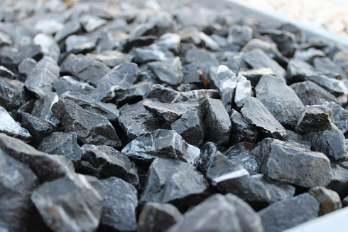 Kamenclub.ru: Щебень крошка черный (мрамор) фр. 5-10 мм.  купить в Челябинске мрамор черный с белыми прожилками, черный, белый мраморная крошка декоративная ландшафтная 11000 руб/т   фото КАМЕНЬ КЛУБ