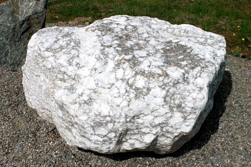 Kamenclub.ru: Мраморизированный известняк фр.500-1500 мм.  купить в Челябинске    10000 руб/т   фото КАМЕНЬ КЛУБ