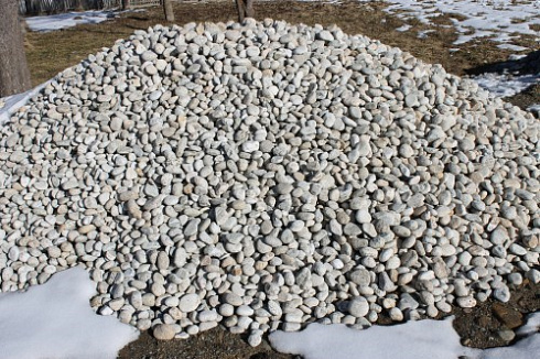 Kamenclub.ru: Галька речная окат (серо-белая) фр. 70-120 мм купить  в Челябинске галька галечник бело-серая, серо-белая, серая, белая речная природная галька  8000 руб/т   фото КАМЕНЬ КЛУБ