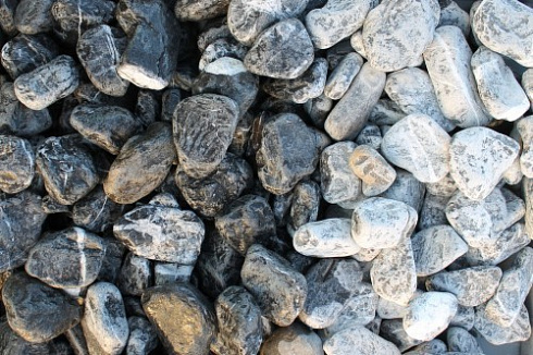 Kamenclub.ru: Щебень галтованный черный (мрамор) фр. 50-100 мм.  купить в Челябинске мрамор черный с белыми прожилками щебень ландшафтный мраморный 15000 руб/т   фото КАМЕНЬ КЛУБ