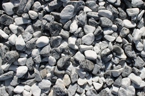 Kamenclub.ru: Мраморная крошка (щебень галтованный микс:: белый-черный) фр.20-40 мм  купить в Челябинске мрамор белый, черный мраморный галтованный щебень 15500 руб/т   фото КАМЕНЬ КЛУБ