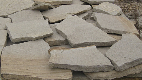 Kamenclub.ru: Песчаник пластушка светло-серый (2,0 см)  купить в Челябинске плитняк- ластушка светло-серый, серый рваный ландшафтный плитняк колотый 13800 руб/м3   фото КАМЕНЬ КЛУБ