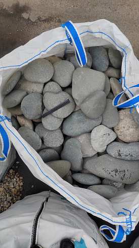 Kamenclub.ru: Галька речная плоская (темно-серая) фр. 70-150 мм. купить  в Челябинске галечник природный темно-серый серый синий речная плоская природная окатанная  9000 руб/т   фото КАМЕНЬ КЛУБ