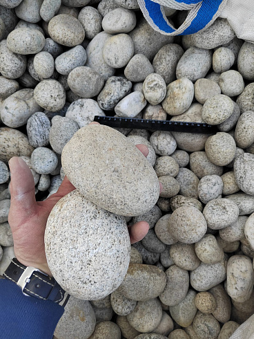 Kamenclub.ru: Галька речная окат (серо-белая) фр. 70-120 мм купить  в Челябинске галька галечник бело-серая, серо-белая, серая, белая речная природная галька  8000 руб/т   фото КАМЕНЬ КЛУБ