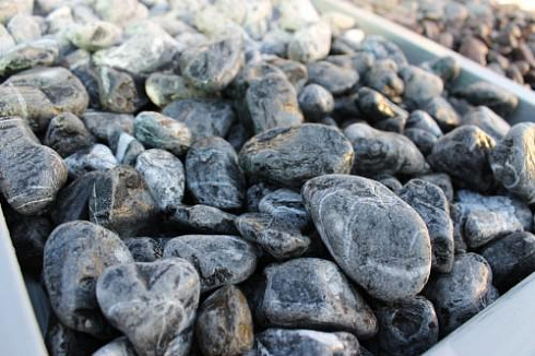 Kamenclub.ru: Щебень галтованный черный (мрамор) фр.20-40 мм.  купить в Челябинске мрамор черный с белыми прожилками мрамор окатанный округлый 15000 руб/т   фото КАМЕНЬ КЛУБ