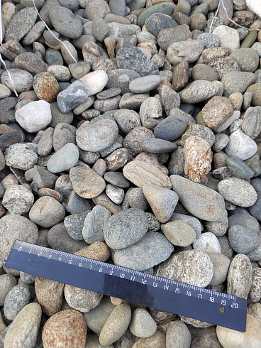 Kamenclub.ru: Галька речная окат (пестрая) фр. 20-40 мм. купить  в Челябинске галька речная пестрая, серая, серые оттенки галька речная окатанная округлая 5000 руб/т   фото КАМЕНЬ КЛУБ