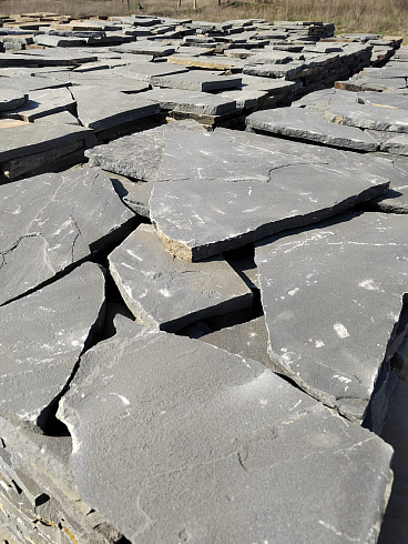 Kamenclub.ru: Песчаник пластушка светло-серый (2,0 см)  купить в Челябинске плитняк- ластушка светло-серый, серый рваный ландшафтный плитняк колотый 13800 руб/м3   фото КАМЕНЬ КЛУБ