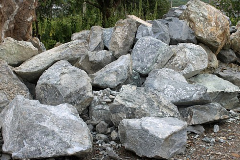 Kamenclub.ru: Змеевик скальник фр. 500-1500 мм.  купить в Челябинске змеевик зеленый серый черный глыба скальная колотая 7500 руб/т   фото КАМЕНЬ КЛУБ