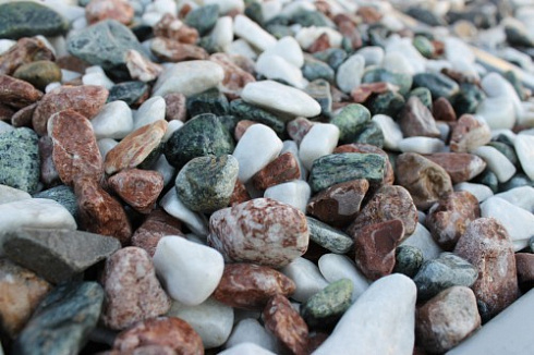 Kamenclub.ru: Мраморная крошка (щебень галтованный микс:белый-зеленый-розовый) фр.20-40 мм.  купить в Челябинске мрамор белый, зеленый, розовый мрамор декоративный (галтовка) 15500 руб/т   фото КАМЕНЬ КЛУБ