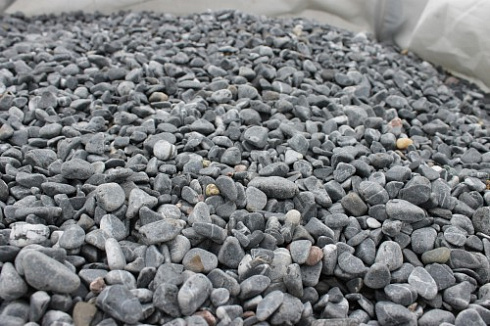 Kamenclub.ru: Щебень галтованный черный (мрамор) фр.10-20 мм.  купить в Челябинске мрамор черный с белыми прожилками, черный, белый окатанный округлый ландшафтный декоративный щебень 15000 руб/т   фото КАМЕНЬ КЛУБ