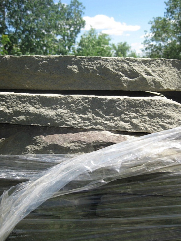 Kamenclub.ru: Песчаник пластушка серо-зеленый (4,0 см- 5,0 см)  купить в Челябинске песчаник серо-зеленый, серый, зеленый песчаник рваный ландшафтный колотый 9000 руб/м3   фото КАМЕНЬ КЛУБ