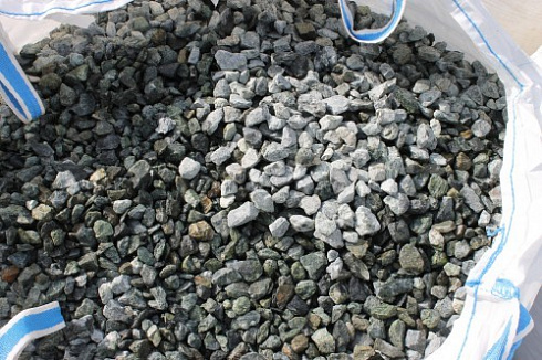 Kamenclub.ru: Щебень крошка зеленый (змеевик) фр. 20-40 мм.  купить в Челябинске мрамор зеленый, салатовый ландшафтная мраморная крошка 8500 руб/т   фото КАМЕНЬ КЛУБ