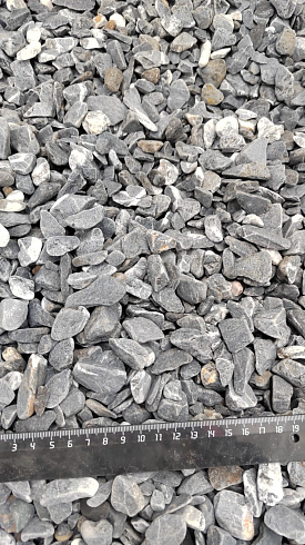 Kamenclub.ru: Щебень галтованный черный (мрамор) фр.10-20 мм.  купить в Челябинске мрамор черный с белыми прожилками, черный, белый окатанный округлый ландшафтный декоративный щебень 15000 руб/т   фото КАМЕНЬ КЛУБ