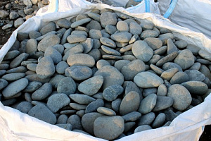 Kamenclub.ru: Галька речная плоская (темно-серая) фр. 100-200-300 мм. купить в Челябинске галька речная плоская темно-серый, серый, синий речной галечник плоский 9000 руб/т   фото КАМЕНЬ КЛУБ