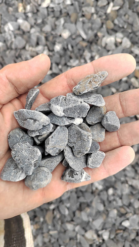 Kamenclub.ru: Щебень галтованный черный (мрамор) фр.10-20 мм.  купить в Челябинске мрамор черный с белыми прожилками, черный, белый окатанный округлый ландшафтный декоративный щебень 15000 руб/т   фото КАМЕНЬ КЛУБ