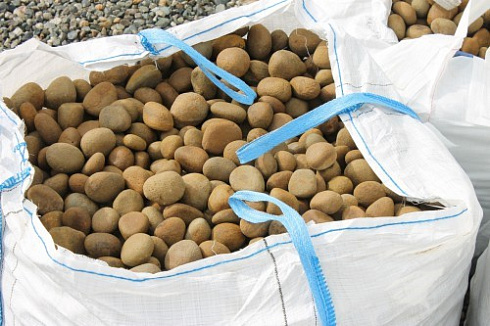 Kamenclub.ru: Песчаник ядра, фр. 100-300 мм  купить в Челябинске песчаник бежевый серый рыжий речная галька 5 000 руб/т   фото КАМЕНЬ КЛУБ