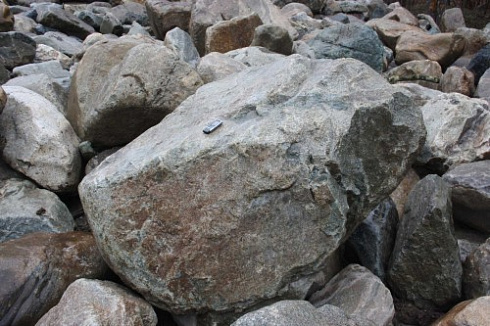 Kamenclub.ru: Гранит скальник (серо-зеленый) фр. 500-1500 мм.  купить в Челябинске гранит мрамор  серый зеленый темно-серый глыба скальная колотая ландшафтная 7 500 руб/т   фото КАМЕНЬ КЛУБ