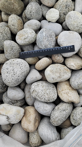 Kamenclub.ru: Галька речная окат (серо-белая) фр. 70-120 мм купить  в Челябинске галька галечник бело-серая, серо-белая, серая, белая речная природная галька  8000 руб/т   фото КАМЕНЬ КЛУБ