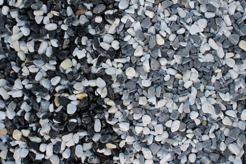 Kamenclub.ru: Мраморная крошка (щебень галтованный микс:белый-черный) фр.10-20 мм.  купить в Челябинске мрамор белый, черный окатанные округлые декоративные ландшафтные камни щебня 15500 руб/т   фото КАМЕНЬ КЛУБ