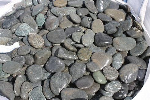 Kamenclub.ru: Галька речная плоская (темно-серая) фр. 100-200-300 мм. купить  в Челябинске галька речная плоская темно-серый, серый, синий речной галечник плоский 9000 руб/т   фото КАМЕНЬ КЛУБ